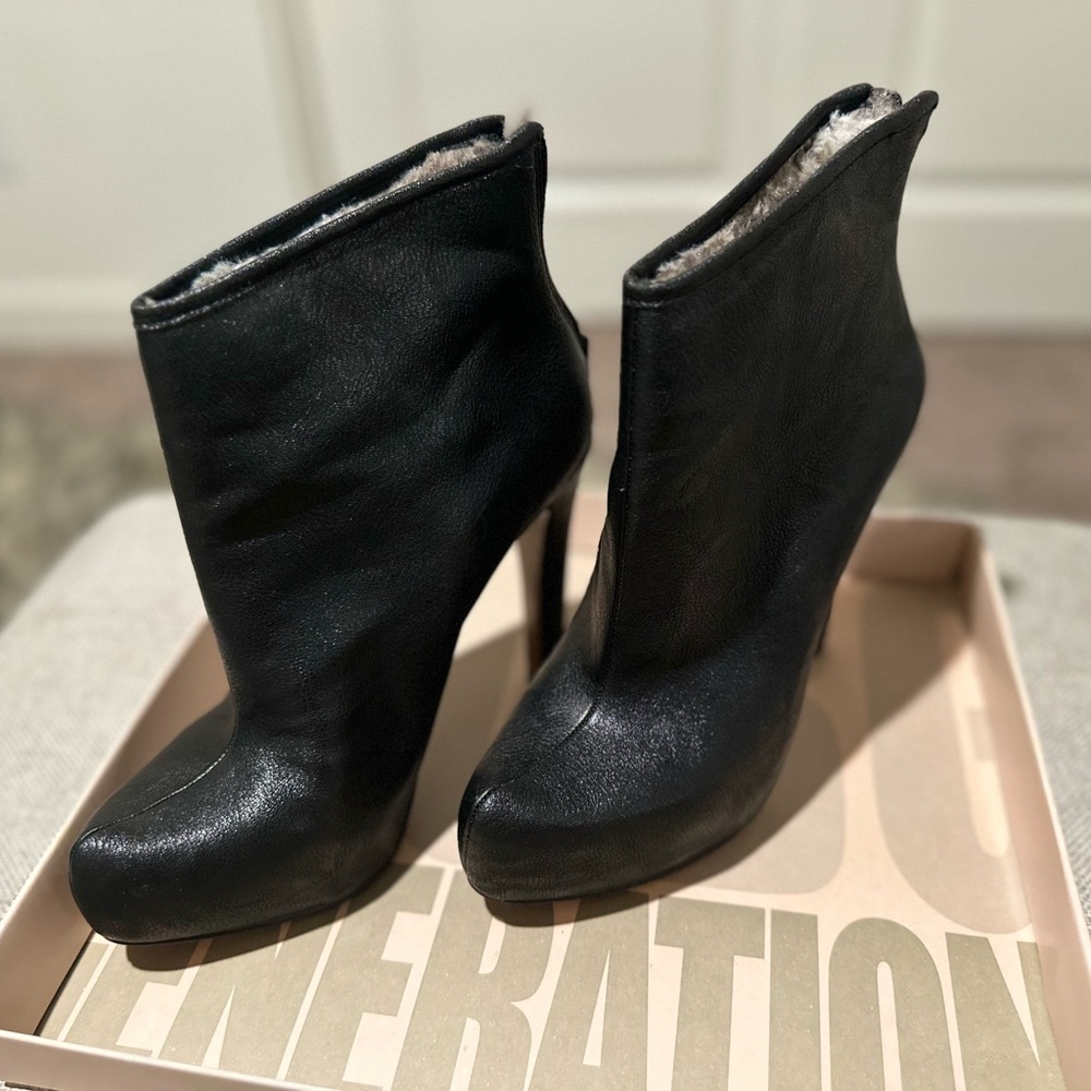 BCBGeneration Size 6 1/2 Style Pallin Rabbit Fur